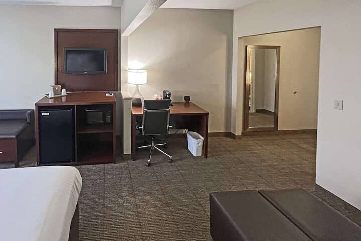 Room 8 of 33