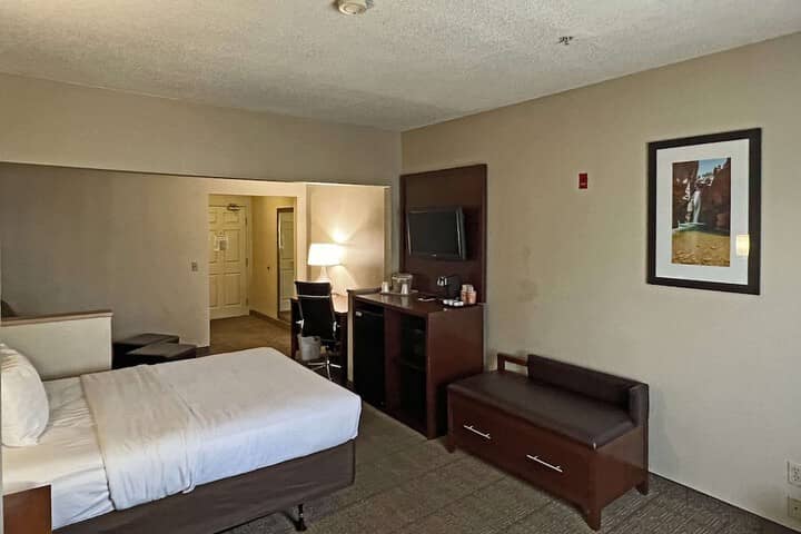 Room 13 of 33